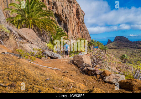 Belle vue de la randonnée touristique mâle dans un paysage exotique avec l'océan Atlantique en arrière-plan sur les îles Canaries, Espagne Banque D'Images