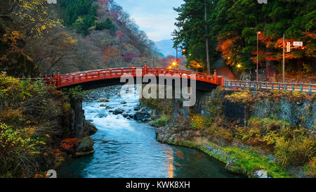 Nikko, JAPON - 16 novembre 2015 : Pont Shinkyo (Sacred) se situe à l'entrée de Futarasan Shrine. Le pont est classé comme l'un des plus beaux du Japon bri Banque D'Images