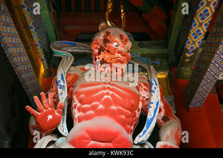 Les deux rois bienveillants des gardes au stand Omotemon ou porte niomon Gate en face de Nikko Toshogu à Nikko, Tochigi, Japon Nikko, JAPON - NOVEMB Banque D'Images