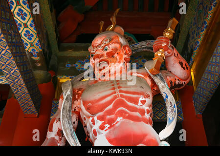 Les deux rois bienveillants des gardes au stand Omotemon ou porte niomon Gate en face de Nikko Toshogu à Nikko, Tochigi, Japon Nikko, JAPON - NOVEMB Banque D'Images