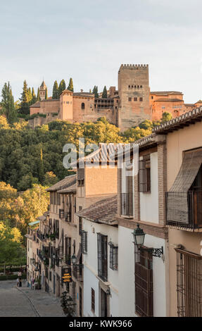 De jolies maisons et des ruelles étroites du quartier Albaicin de Grenade qui se trouve dans l'ombre de l'Alhambra. Banque D'Images