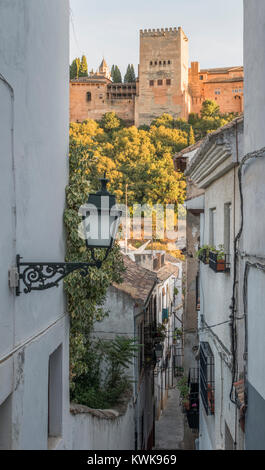 De jolies maisons et des ruelles étroites du quartier Albaicin de Grenade qui se trouve dans l'ombre de l'Alhambra. Banque D'Images