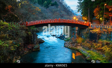 Nikko, JAPON - 16 novembre 2015 : Pont Shinkyo (Sacred) se situe à l'entrée de Futarasan Shrine. Le pont est classé comme l'un des plus beaux du Japon bri Banque D'Images