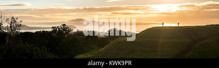 Deux touristes regarder Auckland City dans la brume, une vue de Mt Eden Banque D'Images