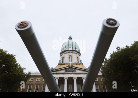 Canons navals à l'extérieur de l'Imperial War Museum, Lambeth, London Banque D'Images