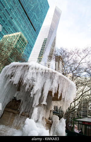 Frozen Josephine Shaw Lowell Memorial Fountain in Bryant Park, New York, USA Banque D'Images