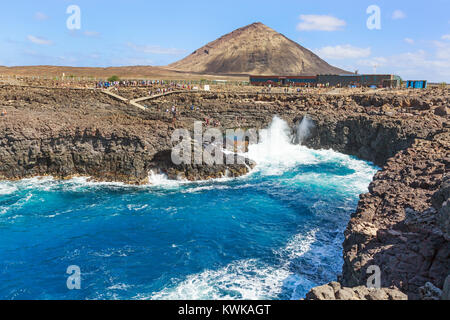 Piscine naturelle dans les rochers à Baracona Terra Boa, au désert, à côté de la grande montagne Leste, l'île de Sal, Salinas, Cap-Vert, Afr Banque D'Images