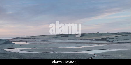 Vue panoramique de Cuckmere serpente ; une rivière sinueuse dans la vieillesse dans les South Downs, Sussex. Banque D'Images