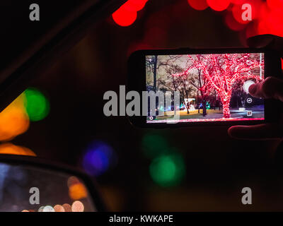 La conduite dans le pays merveilleux de l'hiver à capturer des images de la création d'un beau bokeh. Winter Festival of Lights à Niagara Falls, Ontario, Canada Banque D'Images