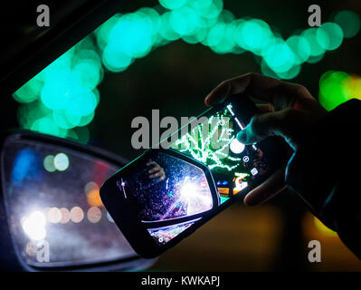 La conduite dans le pays merveilleux de l'hiver à capturer des images de la création d'un beau bokeh. Winter Festival of Lights à Niagara Falls, Ontario, Canada Banque D'Images