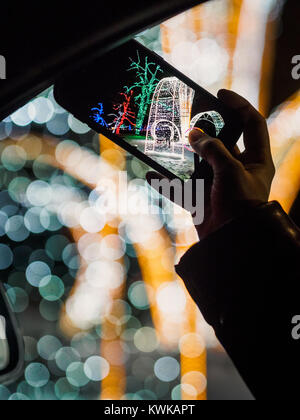 La conduite dans le pays merveilleux de l'hiver à capturer des images de la création d'un beau bokeh. Winter Festival of Lights à Niagara Falls, Ontario, Canada Banque D'Images