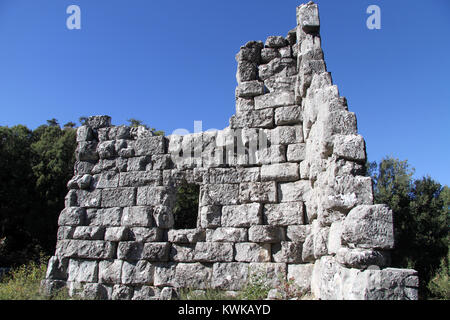 Mur de l'ancien temple en ruines dans la région de Adada, Turquie Banque D'Images