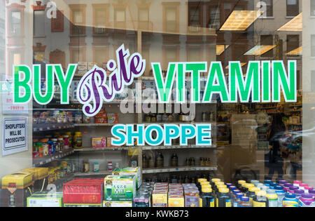 Fenêtre d'un Buy Rite Vitamine Shoppe sur Grand Street dans le quartier chinois, la ville de New York Banque D'Images