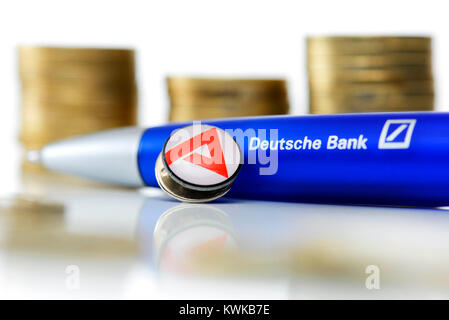 Stylo à bille de la banque allemande et l'axe de l'agence pour travailler, placez dans le démantèlement de la banque allemande, Kugelschreiber der Deutschen Bank und der un pin Banque D'Images