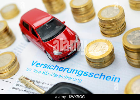 Miniature de voiture et d'assurance, l'assurance du véhicule, Miniaturauto Versicherungsschein Kfz-Versicherung und, Banque D'Images