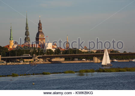 Une vue de l'autre côté de la rivière Daugava Riga sur une belle soirée d'été au plus fort de la saison de tiourist Banque D'Images