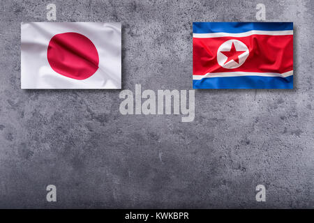 La Corée du Nord et Japon drapeaux. La Corée du Nord et Japon drapeau sur fond de béton. Banque D'Images