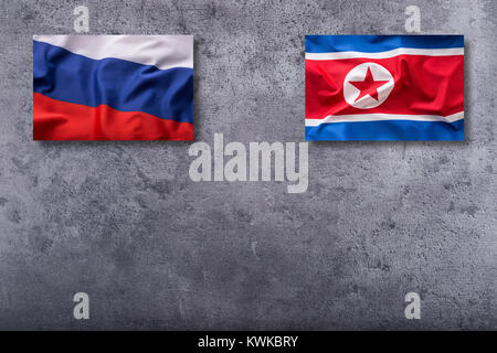 La Corée du Nord et la Russie des drapeaux. La Corée du Nord et la Russie drapeau sur fond de béton. Banque D'Images