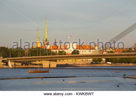 Une vue de l'autre côté de la rivière Daugava Riga sur une belle soirée d'été au plus fort de la saison de tiourist Banque D'Images