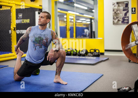 L'ancien lutteur de la WWF, CM Punk (Phil Brooks) entraîne à Roufusport Sport et MMA Academy à Milwaukee, Wisconsin. Banque D'Images