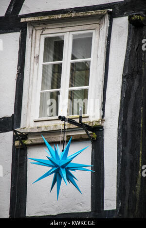 Temps de Noël dans la vieille ville historique de Freudenberg, Rhénanie du Nord-Westphalie, Allemagne, de maisons à colombages, Alter Vacances Banque D'Images