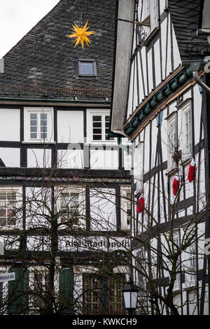 Temps de Noël dans la vieille ville historique de Freudenberg, Rhénanie du Nord-Westphalie, Allemagne, de maisons à colombages, Alter Vacances Banque D'Images