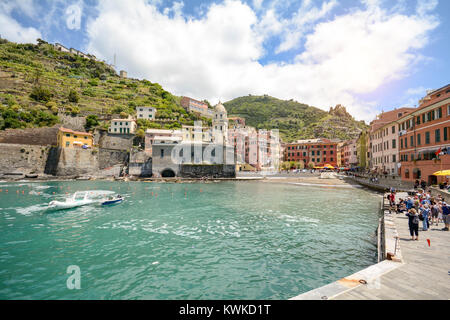 Vue sur le port de Vernazza, village de la région des Cinque Terre, la Ligurie Italie Europe Banque D'Images