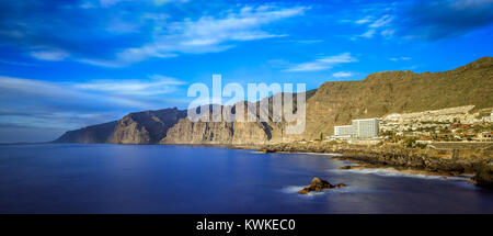 Acantilados de los Gigantes (falaises des Géants") sont des falaises verticales le long de la côte ouest de Tenerife. Ils sont verticaux murs atteint heights Banque D'Images