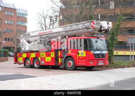 Janvier 2018 - Bronto Skylift F 32 R plate-forme étendue High Reach Fire Engine dans la ville de Cardiff, assistant à un faux appel d'alarme. Banque D'Images