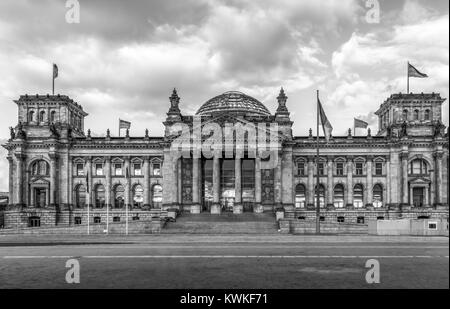 Le palais du Reichstag fut construite entre 1884 et 1894. Depuis 1999, le bâtiment est le siège du Parlement allemand, Berlin, Allemagne Banque D'Images