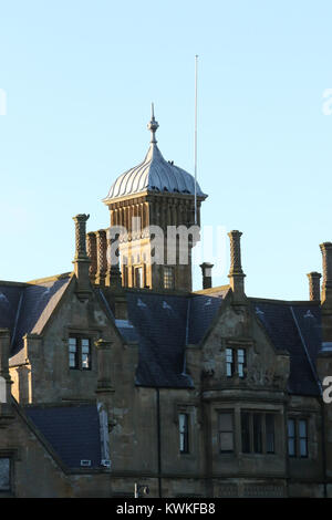 Toit de la tour et des cheminées à Brownlow House, Lurgan, County Armagh, en Irlande du Nord. Banque D'Images