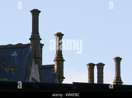 Les cheminées ornées de Brownlow House, un manoir de style élisabéthain, Lurgan en Irlande du Nord. Banque D'Images