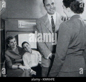 Une publicité de 1956 pour Zephyrette mettant en vedette une suite de chambre conçue avec un style moderne du milieu du siècle. L'annonce met en valeur des meubles axés sur le confort, la praticité et l'esthétique contemporaine de la maison. Banque D'Images