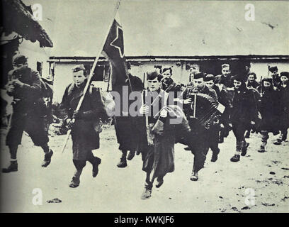 Photographie du porte-étendard Jože Zabukovec dirigeant la brigade Šercer le 10 janvier 1944, lors d'une marche dans le village de Sv. Jane en Slovénie, documentant les activités partisanes de la seconde Guerre mondiale. Banque D'Images