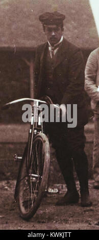 Cette image représente Joseph Collomb, vainqueur de la Côte de Château-Thierry 1903, au volant d'une moto Peugeot. La victoire a été une étape importante dans l'histoire des courses de motos. Banque D'Images