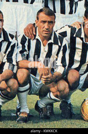 Une photographie du footballeur espagnol Luis del sol pendant la saison 1963-64, avec la Juventus FC, illustrant son temps avec le club italien et sa contribution au football européen. Banque D'Images