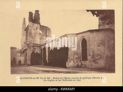Les ruines de l'église romane de Saint-Martin-de-Ré sur l'Île de Ré exposent des sections survivantes du sanctuaire du XIe siècle remplacé aux XIe et XVe siècles par une église fortifiée gothique flamboyante. Le site comprend les vestiges d'un transept fortifié laissé après les guerres de religion. patrimoine-histoire.fr+2photos-eglises.fr+2 Banque D'Images