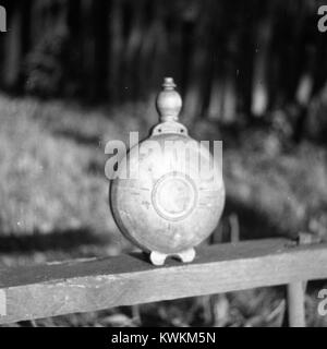 Photographie slovène de 1956 montrant un chasseur offrant du vin d’un « cutaro » (flacon) à son chien lors d’une chasse à la caille. L'image montre une coutume rurale locale et des aspects de la culture traditionnelle de chasse. Banque D'Images