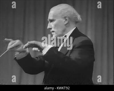 Hymne de l'ONU 1944 OWI film (06 Arturo Toscanini, de Verdi, la conduite de La Forza del Destino 06) Banque D'Images