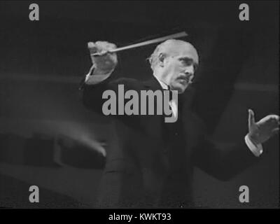 Hymne de l'ONU 1944 OWI film (07 Arturo Toscanini, de Verdi, la conduite de La Forza del Destino 07) Banque D'Images