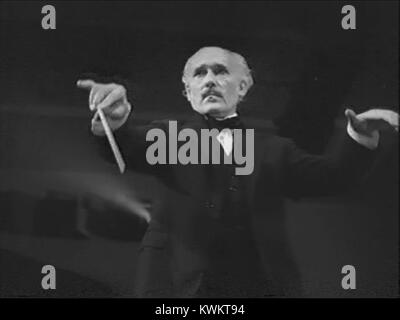 Hymne de l'ONU 1944 OWI film (08 Arturo Toscanini, de Verdi, la conduite de La Forza del Destino 08) Banque D'Images