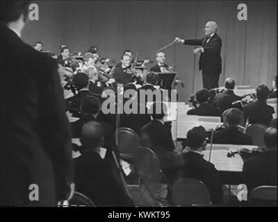 Hymne de l'ONU 1944 OWI film (09 Arturo Toscanini, de Verdi, la conduite de La Forza del Destino 09) Banque D'Images