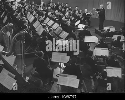 Hymne de l'ONU 1944 OWI film (10 Arturo Toscanini, de Verdi, la conduite de La Forza del Destino 10) Banque D'Images