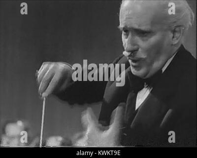 Hymne de l'ONU 1944 OWI film (12 Arturo Toscanini, de Verdi, la conduite de La Forza del Destino 12) Banque D'Images