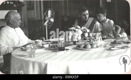 Une photographie historique montrant le premier ministre indien Jawaharlal Nehru avec sa fille Indira Gandhi et ses petits-fils Rajiv et Sanjay Gandhi à Teen Murti House, New Delhi, symbolisant un moment important dans l'histoire politique de l'Inde. Banque D'Images