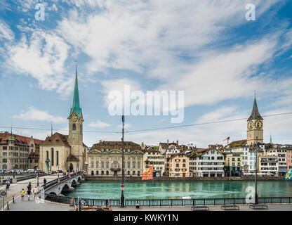 Vue sur les églises Fraumünster et de Saint Pierre sur la rivière Limmat. Zurich, Suisse Banque D'Images