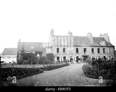 L’abbaye de Maubuisson à Saint-Ouen-l’Aumône est une ancienne abbaye cistercienne fondée au XIIIe siècle. Ses ruines préservées mettent en valeur l’architecture monastique médiévale et le patrimoine religieux de la France. Banque D'Images