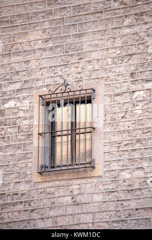 Auvent Fenêtre dans la Plaça de Sant Felip Neri.Barcelone. Banque D'Images