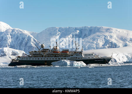 Navire de passagers aventurier océan transporte les skieurs alpinisme à l'Antarctique Banque D'Images