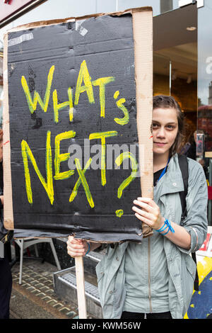 Jeune femme tenant une ce qui est prochain poster à un Anti-Brexit protester dans le centre de Londres Banque D'Images